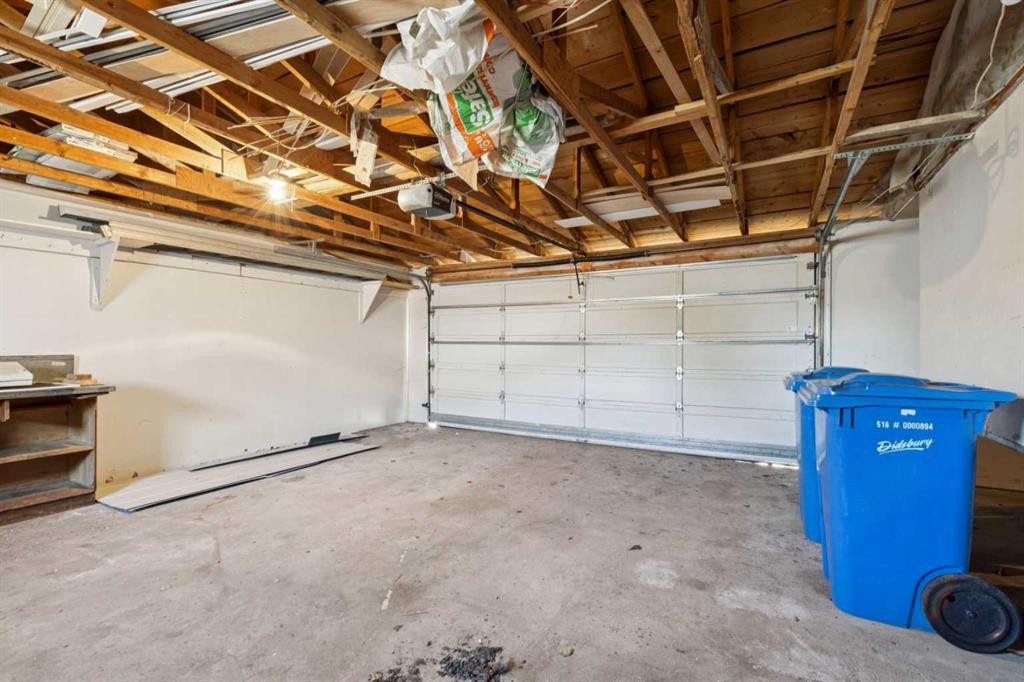 201 Southridge Place, Didsbury, AB - Indoor Photo Showing Garage