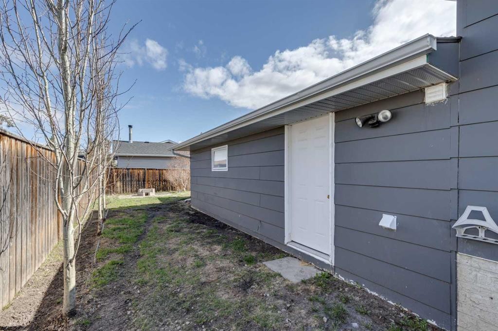 201 Southridge Place, Didsbury, AB - Outdoor With Exterior