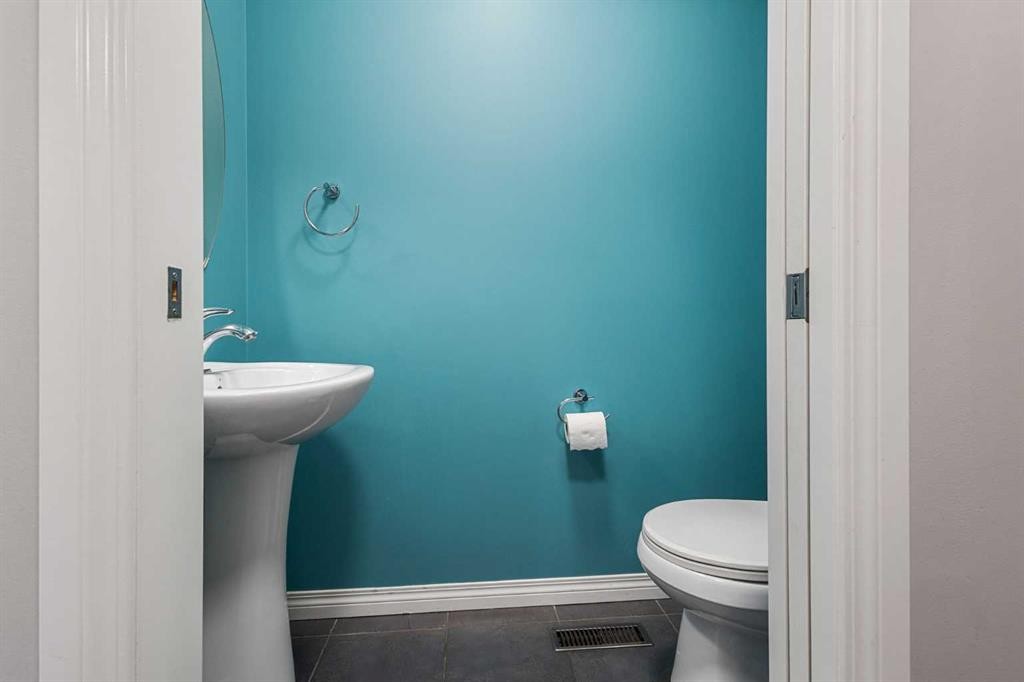 72 Pantego Close Nw, Calgary, AB - Indoor Photo Showing Bathroom