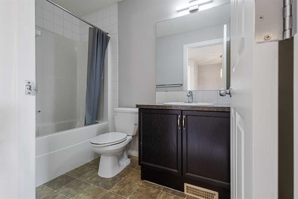 72 Pantego Close Nw, Calgary, AB - Indoor Photo Showing Bathroom