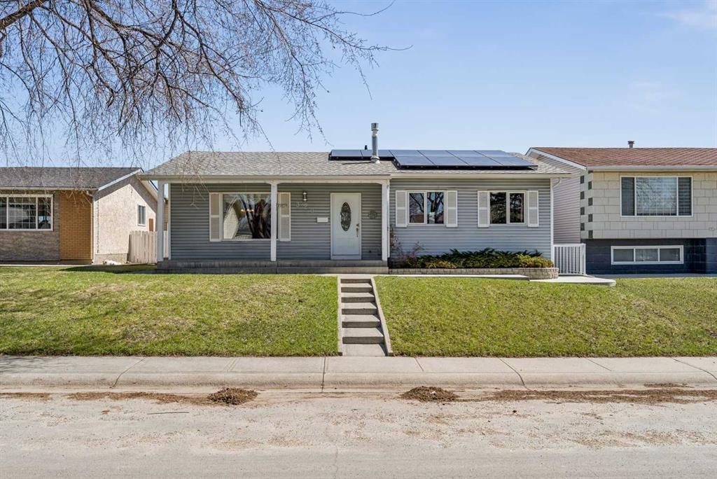 320 Whiteview Road Ne, Calgary, AB - Outdoor With Facade