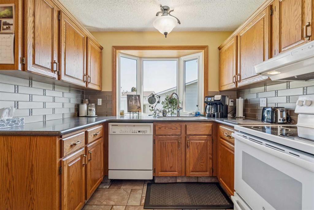 320 Whiteview Road Ne, Calgary, AB - Indoor Photo Showing Kitchen