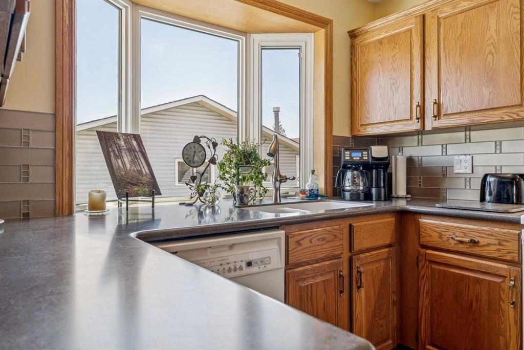 320 Whiteview Road Ne, Calgary, AB - Indoor Photo Showing Kitchen With Double Sink
