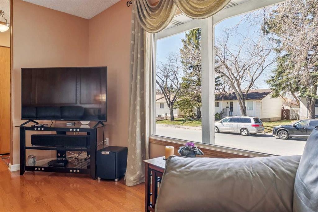 320 Whiteview Road Ne, Calgary, AB - Indoor Photo Showing Bedroom