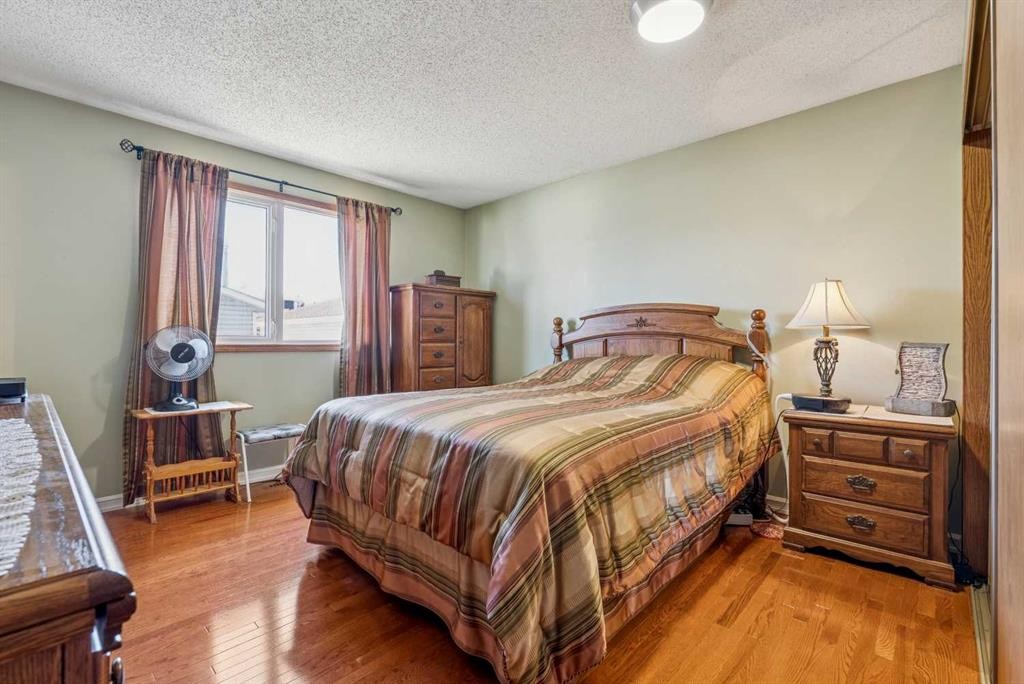 320 Whiteview Road Ne, Calgary, AB - Indoor Photo Showing Bedroom