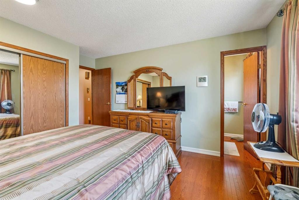 320 Whiteview Road Ne, Calgary, AB - Indoor Photo Showing Bedroom