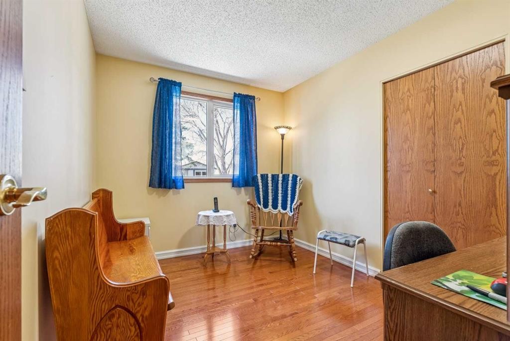 320 Whiteview Road Ne, Calgary, AB - Indoor Photo Showing Office