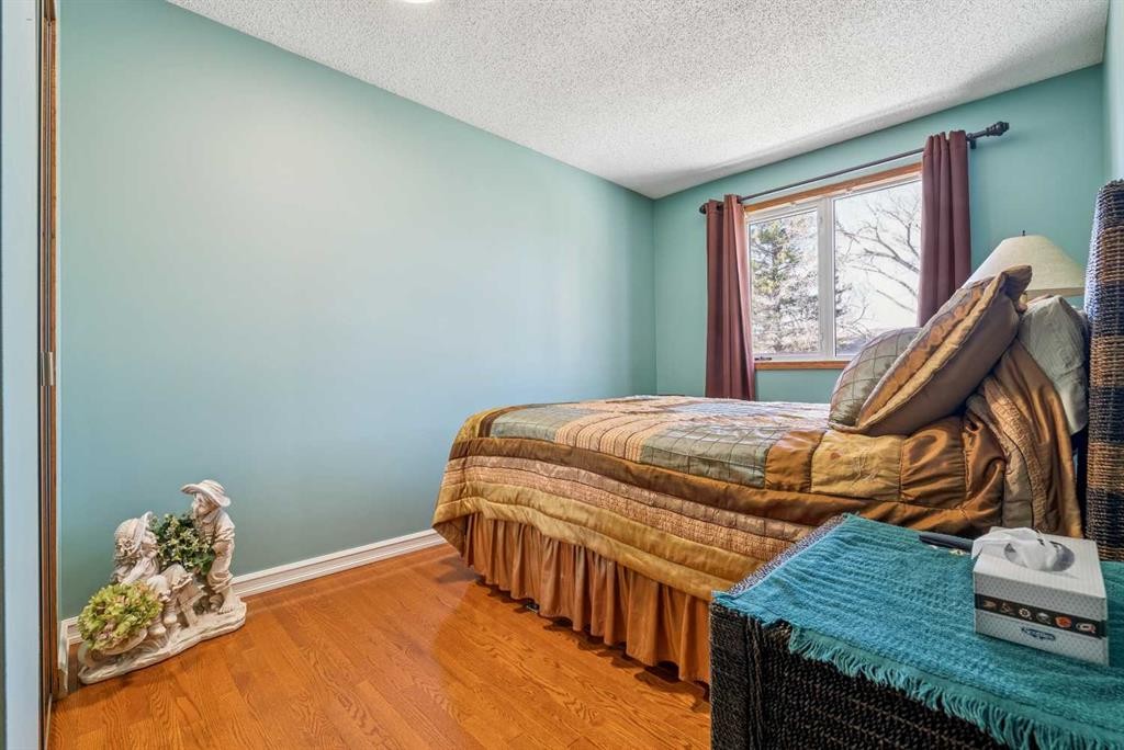 320 Whiteview Road Ne, Calgary, AB - Indoor Photo Showing Bedroom