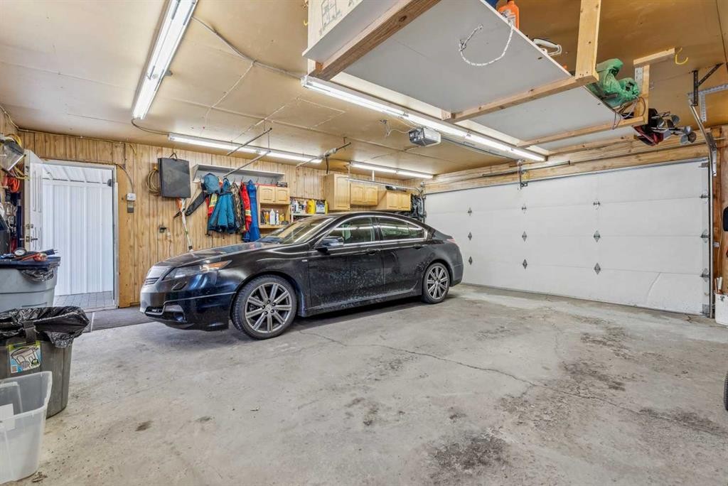320 Whiteview Road Ne, Calgary, AB - Indoor Photo Showing Garage
