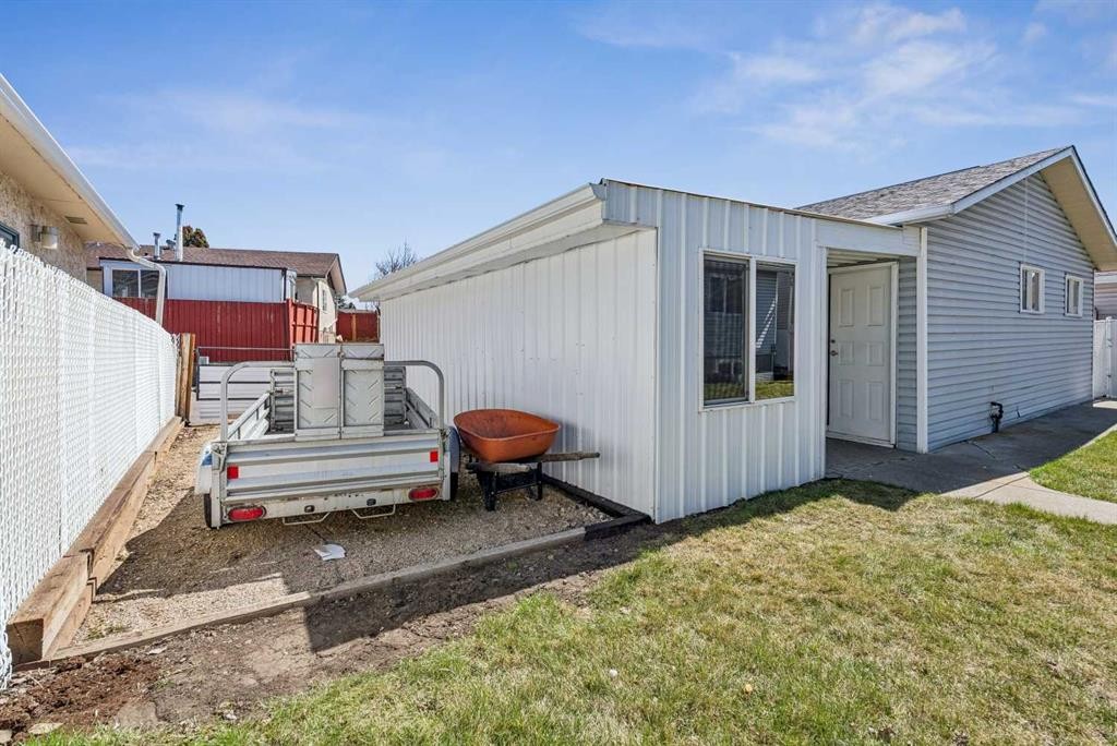 320 Whiteview Road Ne, Calgary, AB - Outdoor With Exterior