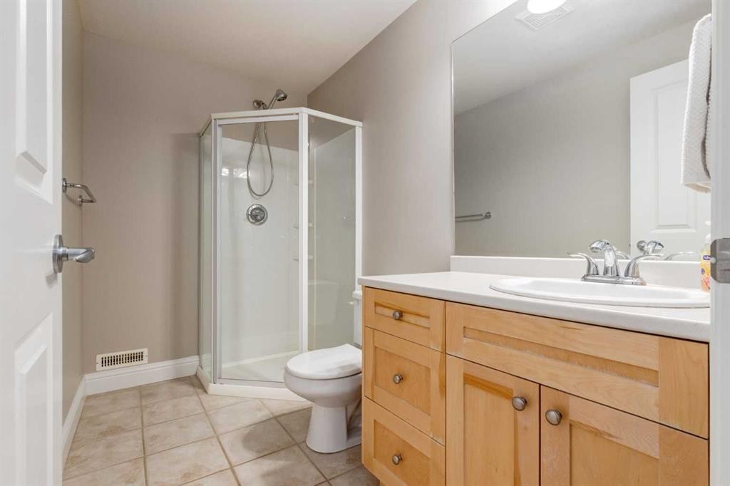 2021 32 Avenue Sw, Calgary, AB - Indoor Photo Showing Bathroom