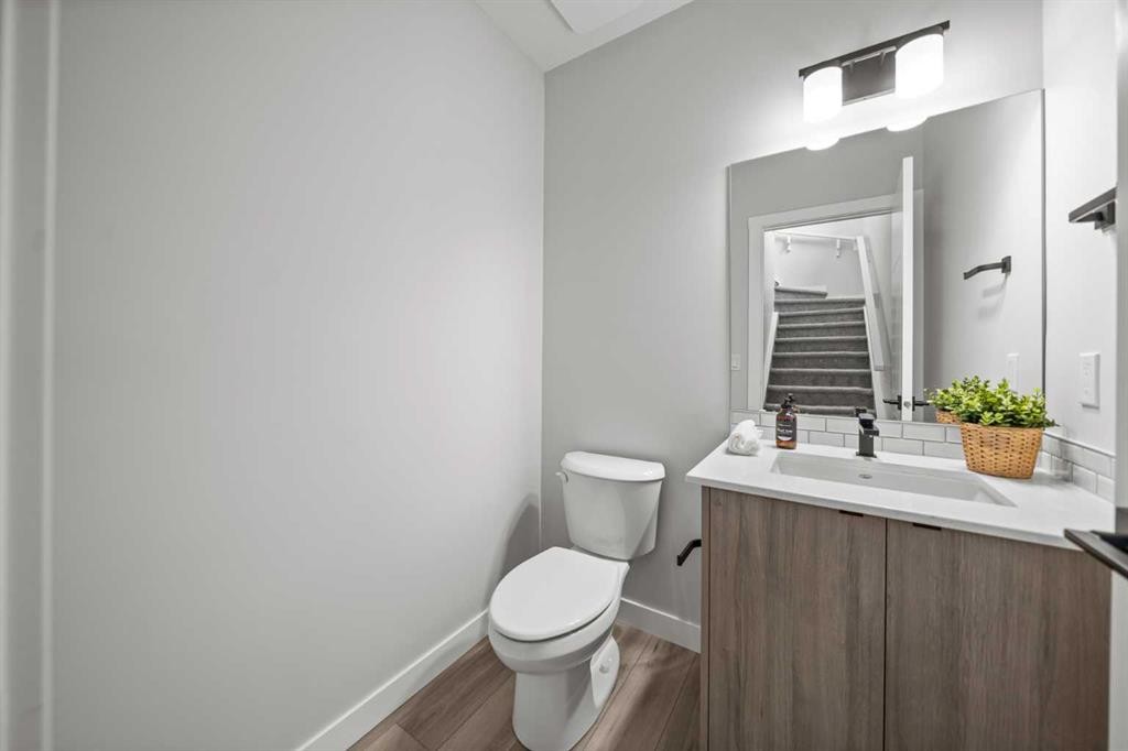 46 Versant View Sw, Calgary, AB - Indoor Photo Showing Bathroom