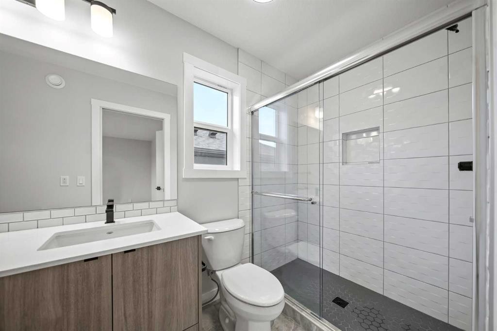 46 Versant View Sw, Calgary, AB - Indoor Photo Showing Bathroom