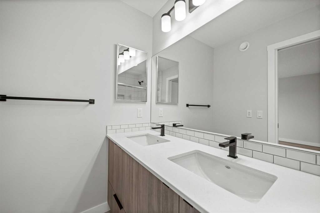 46 Versant View Sw, Calgary, AB - Indoor Photo Showing Bathroom