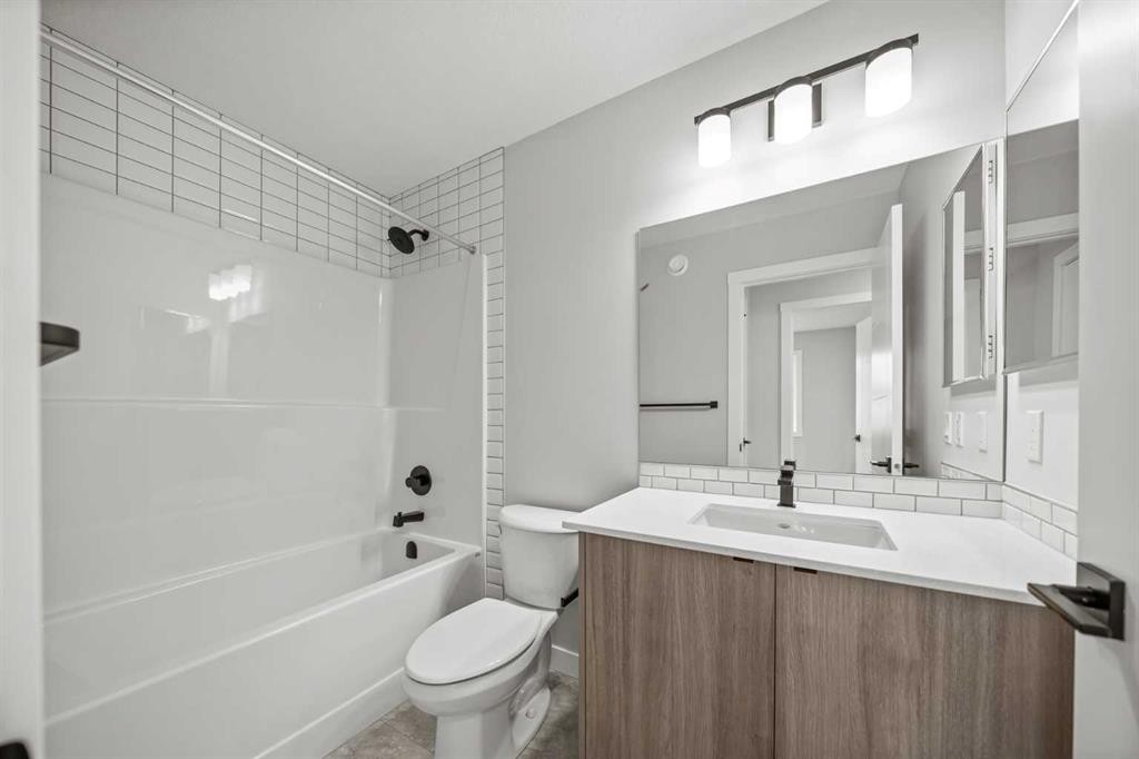 46 Versant View Sw, Calgary, AB - Indoor Photo Showing Bathroom