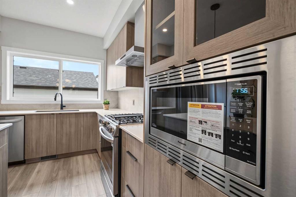 46 Versant View Sw, Calgary, AB - Indoor Photo Showing Kitchen With Stainless Steel Kitchen With Upgraded Kitchen