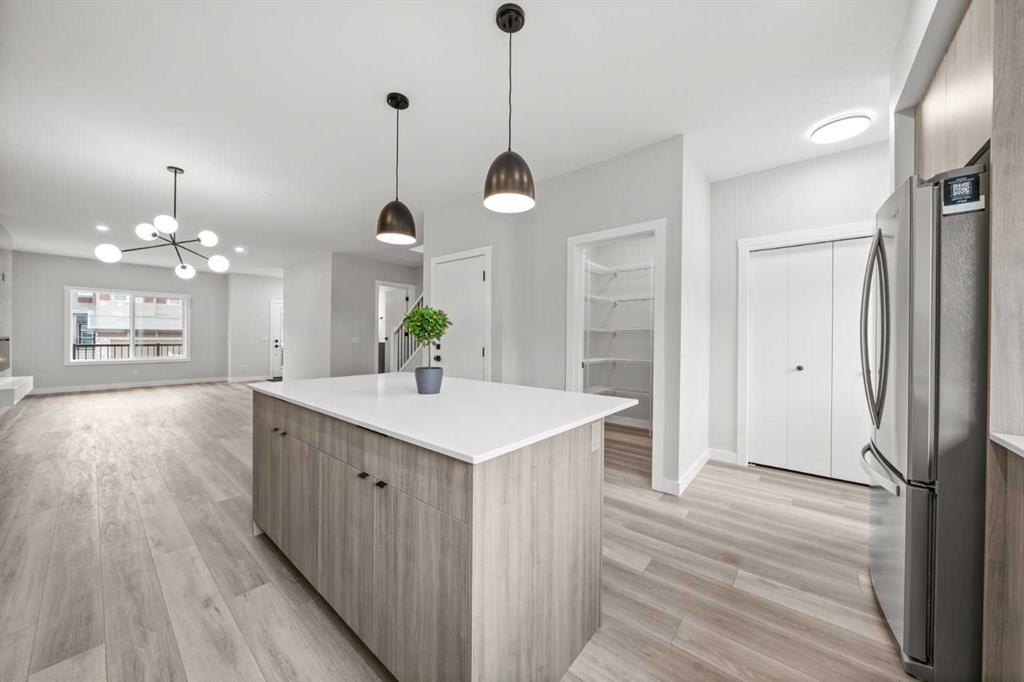 46 Versant View Sw, Calgary, AB - Indoor Photo Showing Kitchen