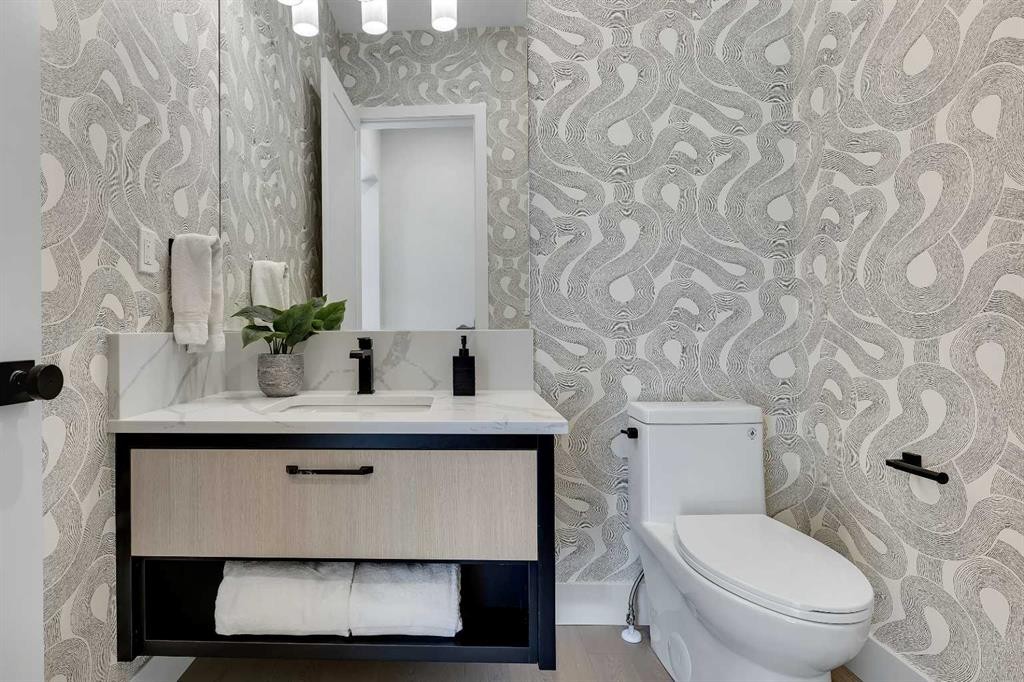 336 Normandy Drive Sw, Calgary, AB - Indoor Photo Showing Bathroom
