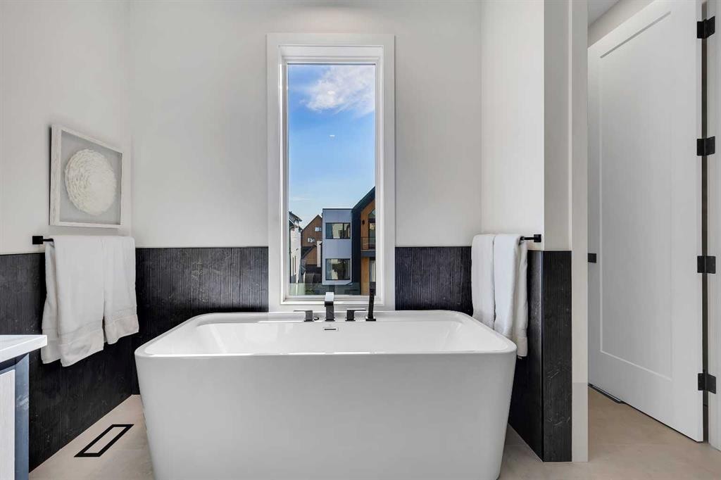 336 Normandy Drive Sw, Calgary, AB - Indoor Photo Showing Bathroom