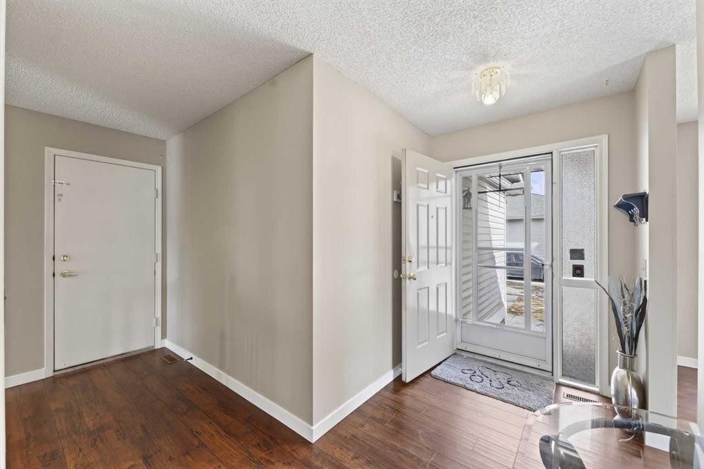 24 Deer Ridge Close Se, Calgary, AB - Indoor Photo Showing Other Room