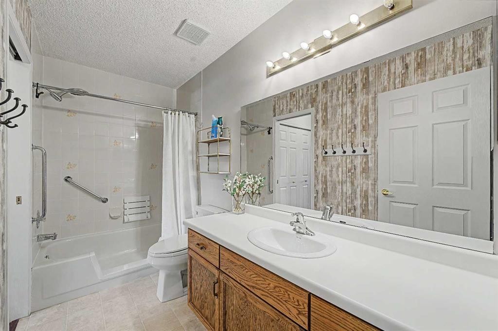 24 Deer Ridge Close Se, Calgary, AB - Indoor Photo Showing Bathroom