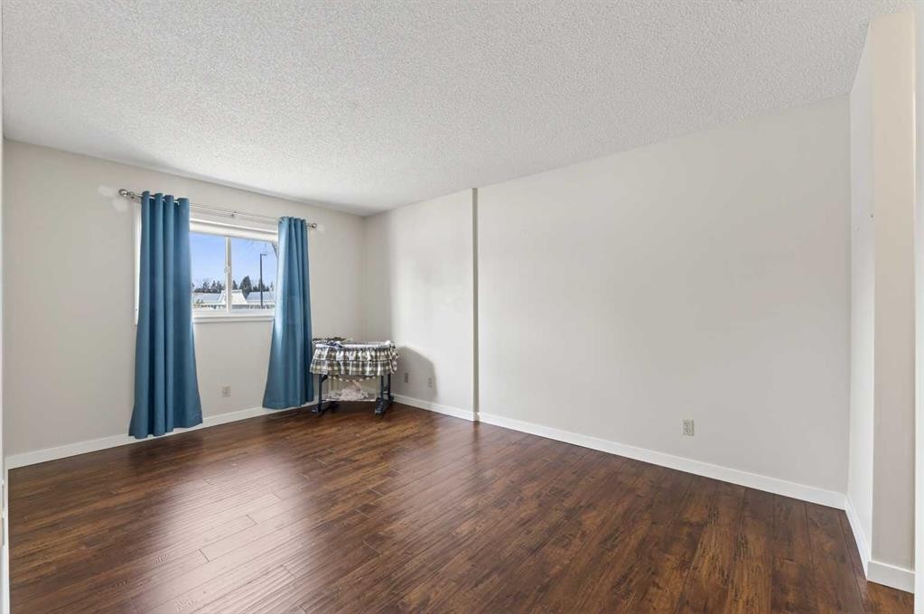 24 Deer Ridge Close Se, Calgary, AB - Indoor Photo Showing Other Room