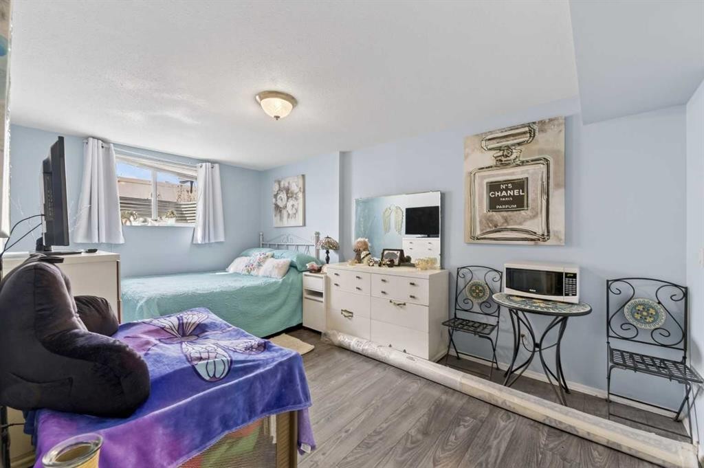 24 Deer Ridge Close Se, Calgary, AB - Indoor Photo Showing Bedroom