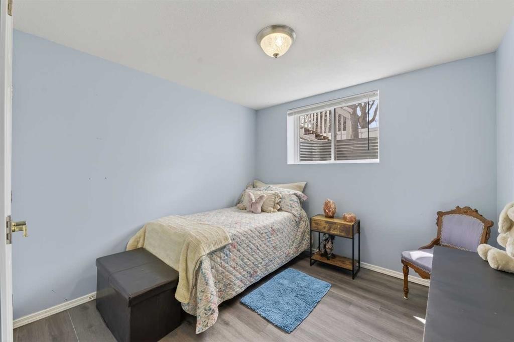 24 Deer Ridge Close Se, Calgary, AB - Indoor Photo Showing Bedroom