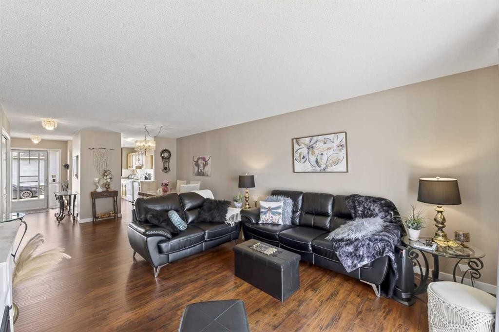 24 Deer Ridge Close Se, Calgary, AB - Indoor Photo Showing Living Room
