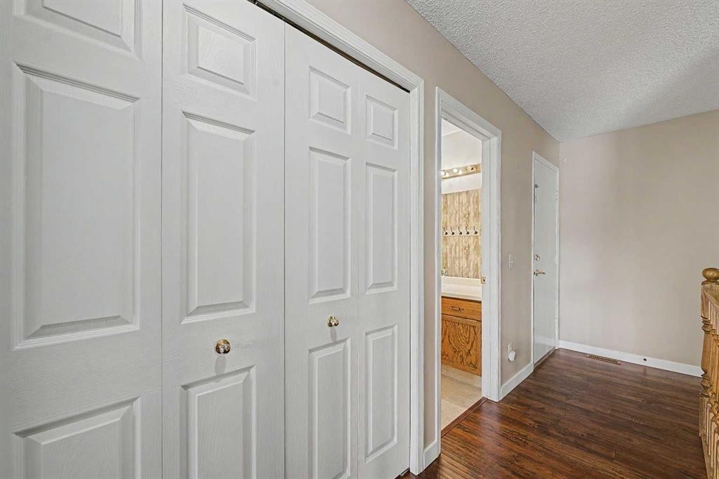 24 Deer Ridge Close Se, Calgary, AB - Indoor Photo Showing Other Room