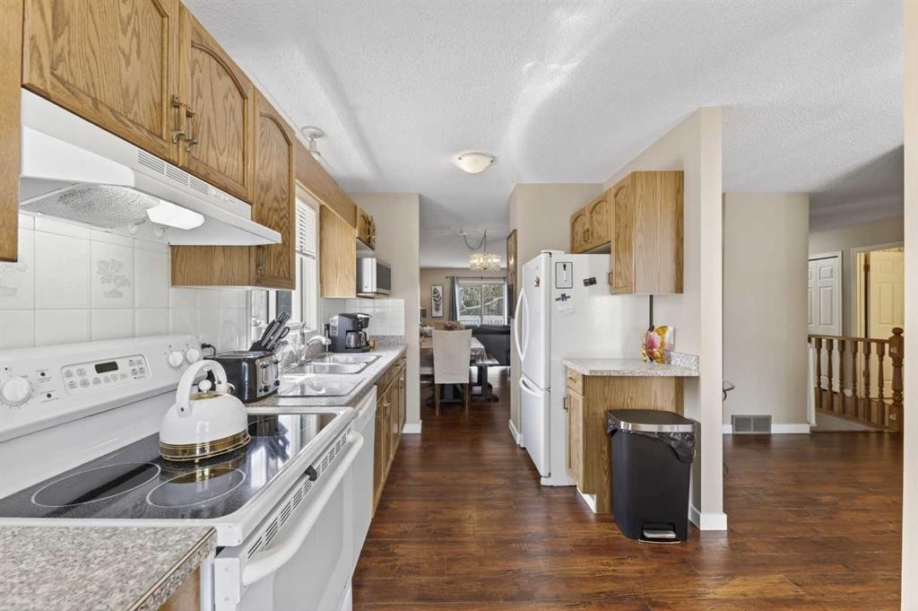 24 Deer Ridge Close Se, Calgary, AB - Indoor Photo Showing Kitchen