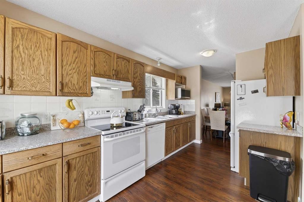 24 Deer Ridge Close Se, Calgary, AB - Indoor Photo Showing Kitchen
