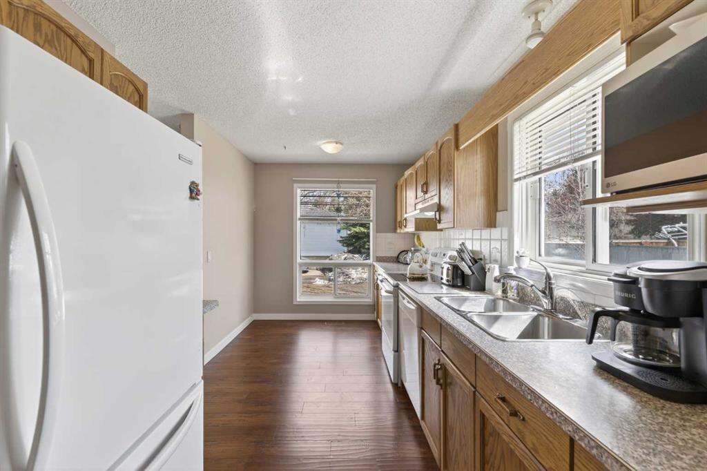 24 Deer Ridge Close Se, Calgary, AB - Indoor Photo Showing Kitchen With Double Sink
