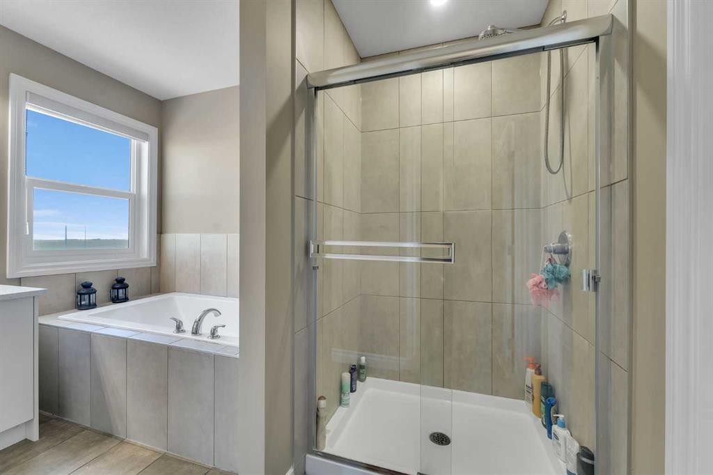 521 Corner Meadows Way Ne, Calgary, AB - Indoor Photo Showing Bathroom