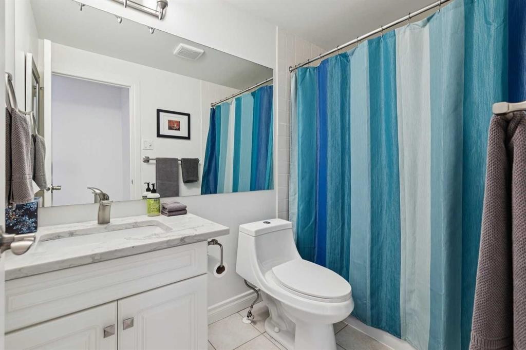 4412 Amiens Road Sw, Calgary, AB - Indoor Photo Showing Bathroom