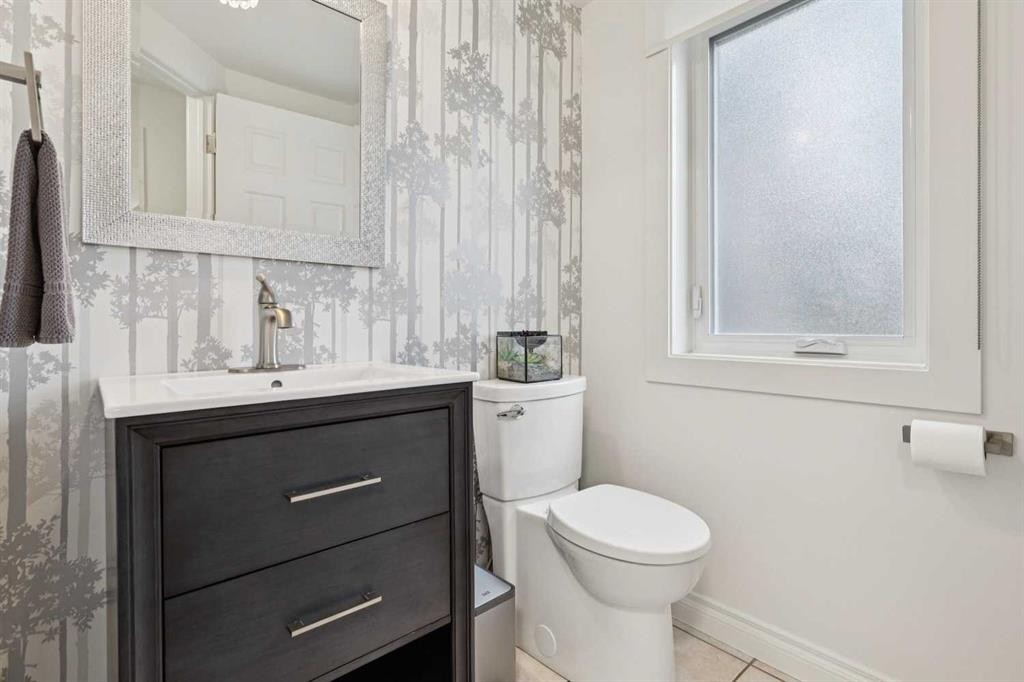 4412 Amiens Road Sw, Calgary, AB - Indoor Photo Showing Bathroom