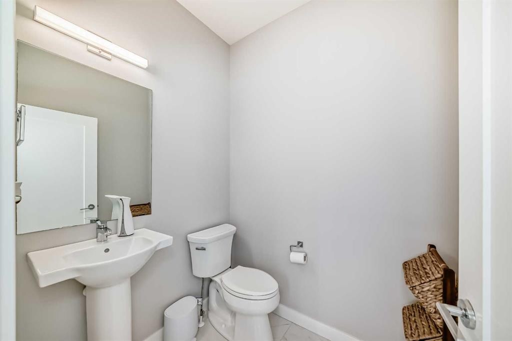 120 Chelsea Drive, Chestermere, AB - Indoor Photo Showing Bathroom