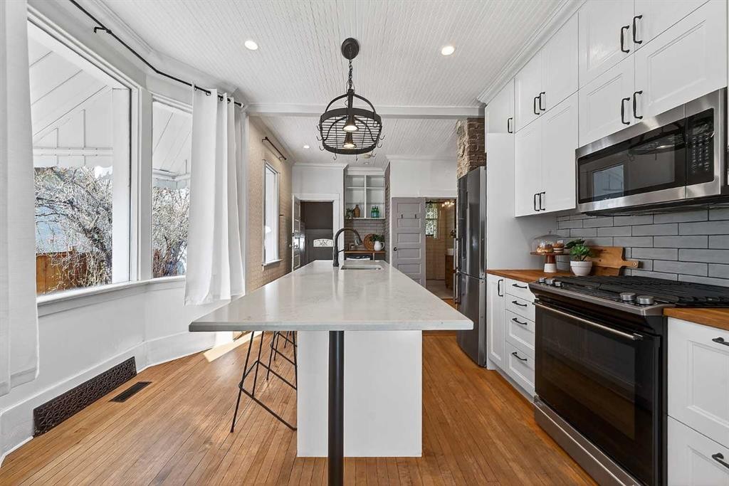 1815 4 Street Nw, Calgary, AB - Indoor Photo Showing Kitchen With Upgraded Kitchen