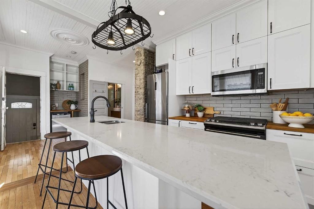 1815 4 Street Nw, Calgary, AB - Indoor Photo Showing Kitchen With Double Sink With Upgraded Kitchen