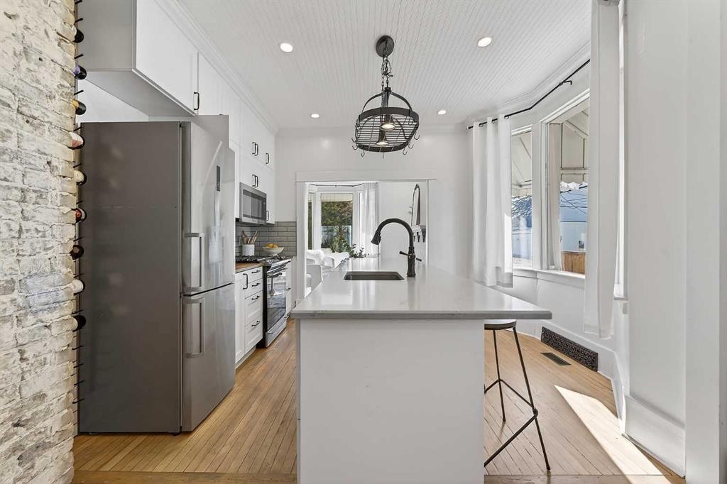 1815 4 Street Nw, Calgary, AB - Indoor Photo Showing Kitchen With Upgraded Kitchen