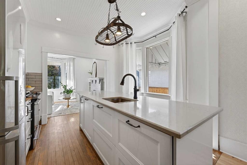 1815 4 Street Nw, Calgary, AB - Indoor Photo Showing Kitchen With Upgraded Kitchen