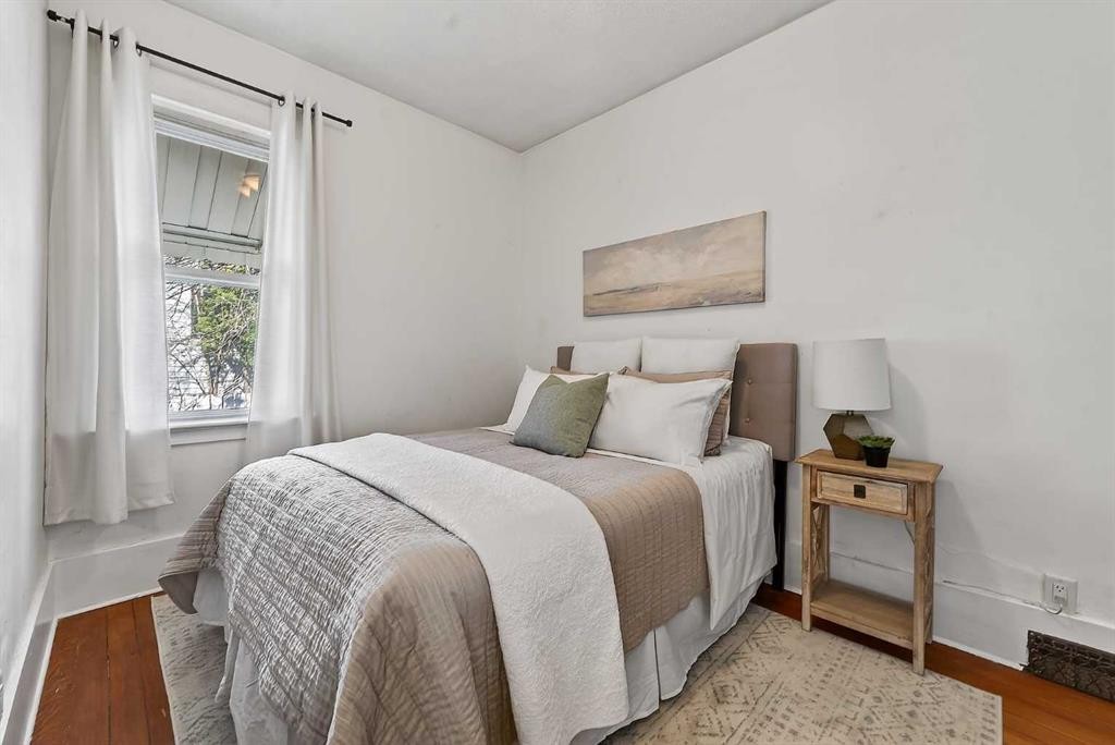 1815 4 Street Nw, Calgary, AB - Indoor Photo Showing Bedroom