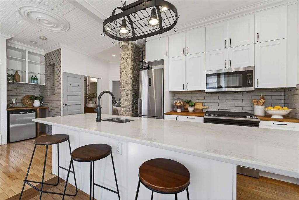 1815 4 Street Nw, Calgary, AB - Indoor Photo Showing Kitchen With Double Sink With Upgraded Kitchen