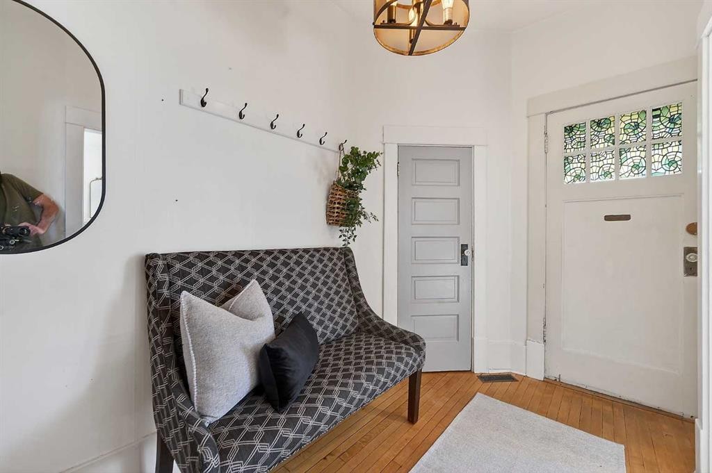 1815 4 Street Nw, Calgary, AB - Indoor