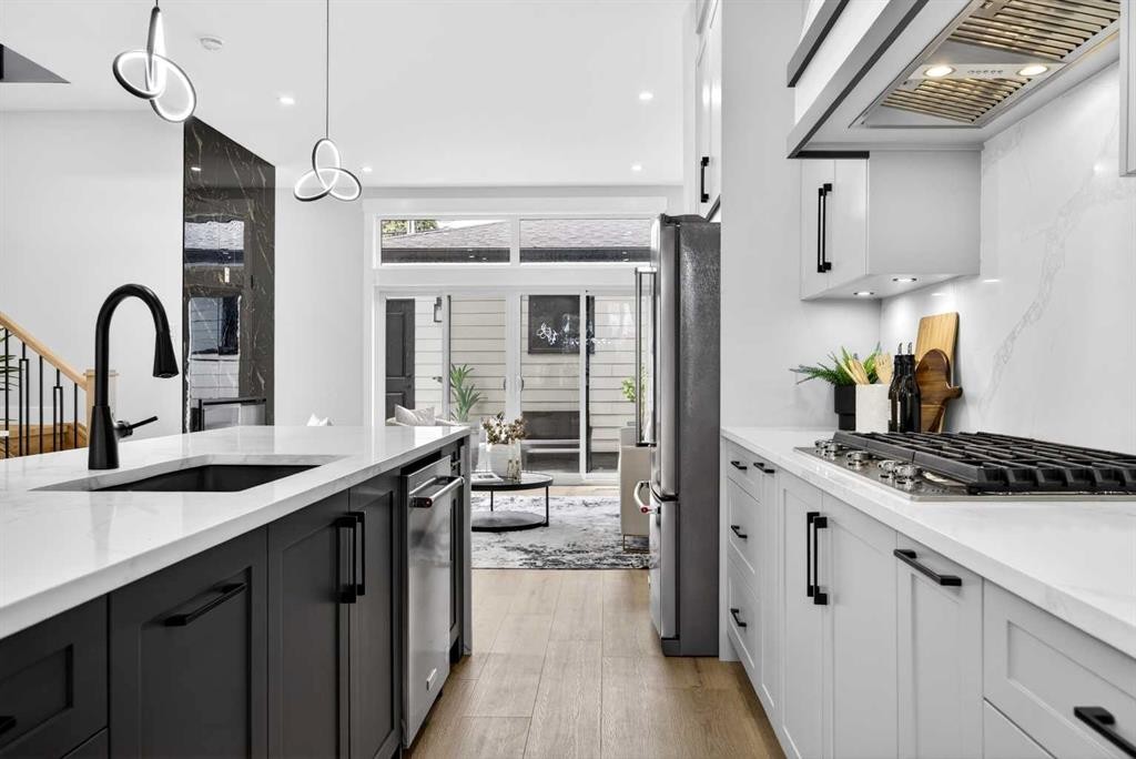 107 Hartford Road Nw, Calgary, AB - Indoor Photo Showing Kitchen With Upgraded Kitchen