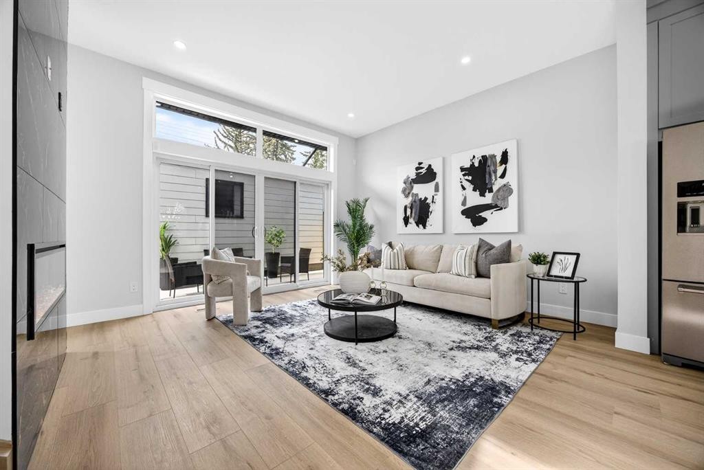 107 Hartford Road Nw, Calgary, AB - Indoor Photo Showing Living Room