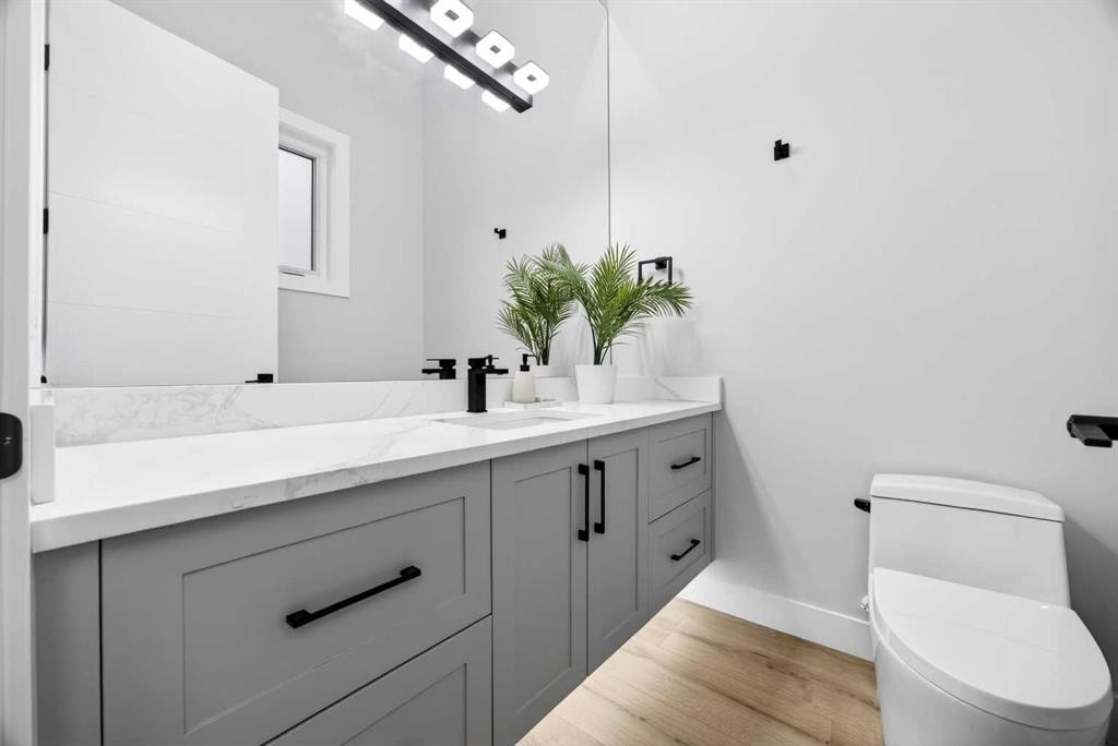 107 Hartford Road Nw, Calgary, AB - Indoor Photo Showing Bathroom