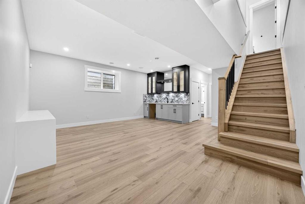 107 Hartford Road Nw, Calgary, AB - Indoor Photo Showing Other Room