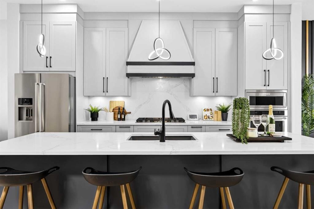 107 Hartford Road Nw, Calgary, AB - Indoor Photo Showing Kitchen With Stainless Steel Kitchen With Upgraded Kitchen