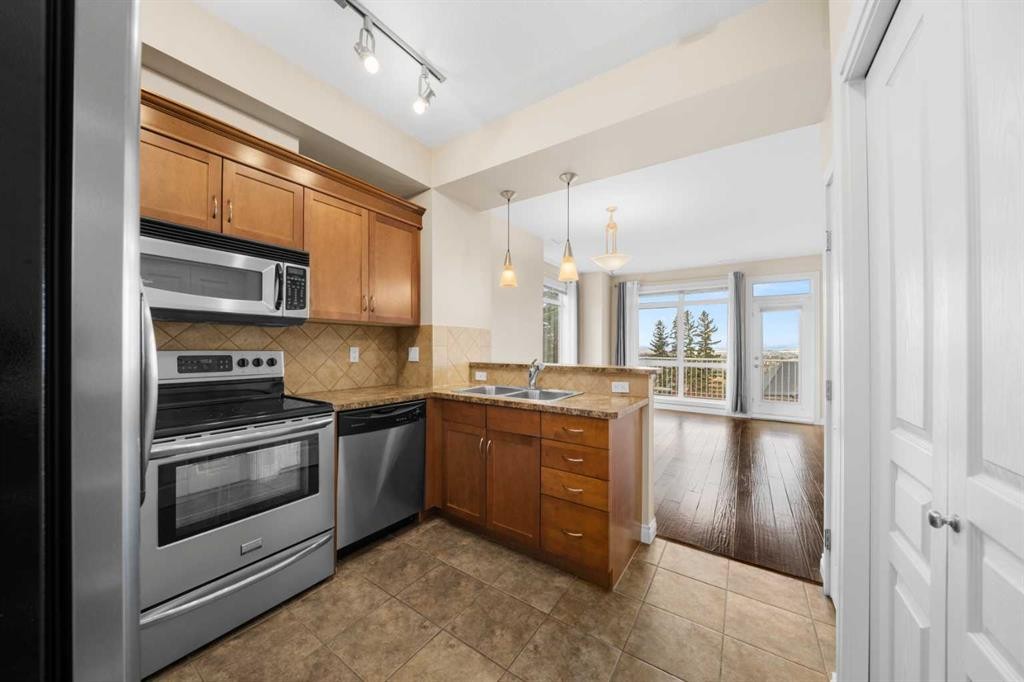 9-181 Rockyledge View Nw, Calgary, AB - Indoor Photo Showing Kitchen With Double Sink With Upgraded Kitchen